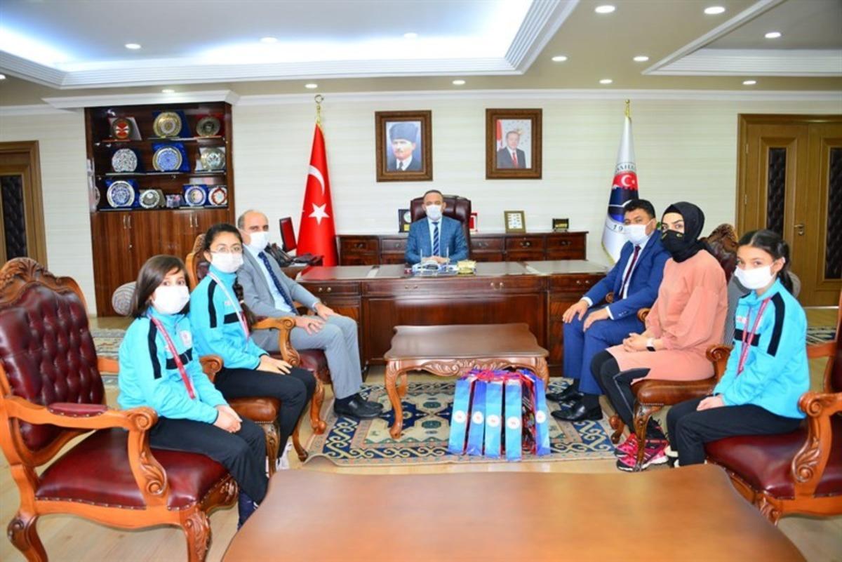 Vali H&uuml;seyin &Ouml;ner, Short Track yarışmasında dereceye giren &ouml;ğrencileri &ouml;d&uuml;llendirdi