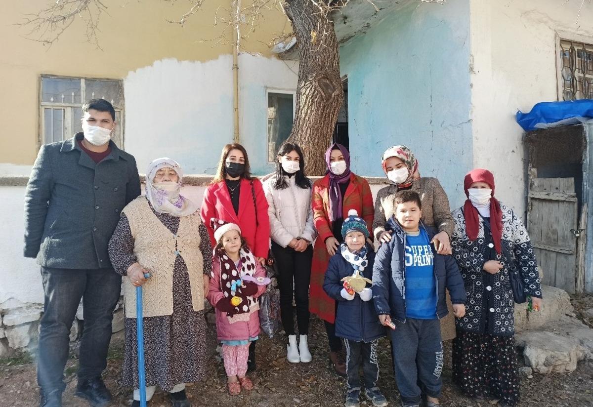 &Ccedil;ocuklar &uuml;ş&uuml;mesin diye giysi yardımı yaptılar