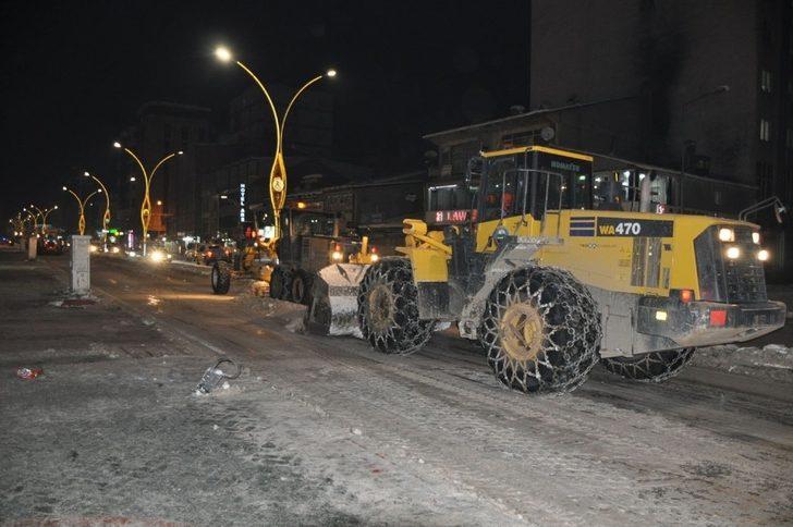 Yüksekova’da Kısıtlamadan sonra ekipler yolları küreklerle temizledi G2
