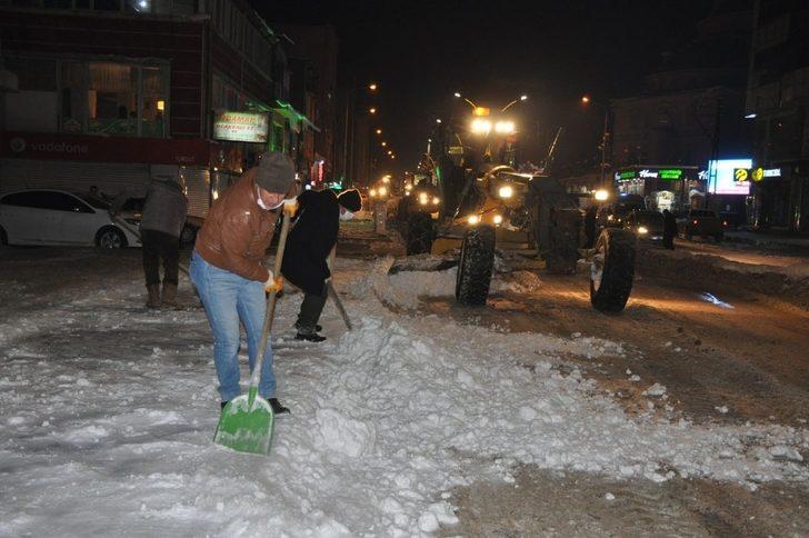 Yüksekova’da Kısıtlamadan sonra ekipler yolları küreklerle temizledi G3