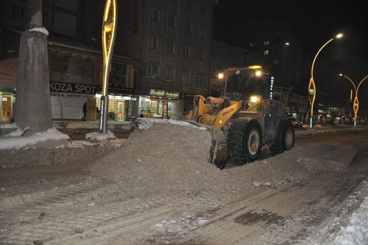 Yüksekova’da Kısıtlamadan sonra ekipler yolları küreklerle temizledi G4