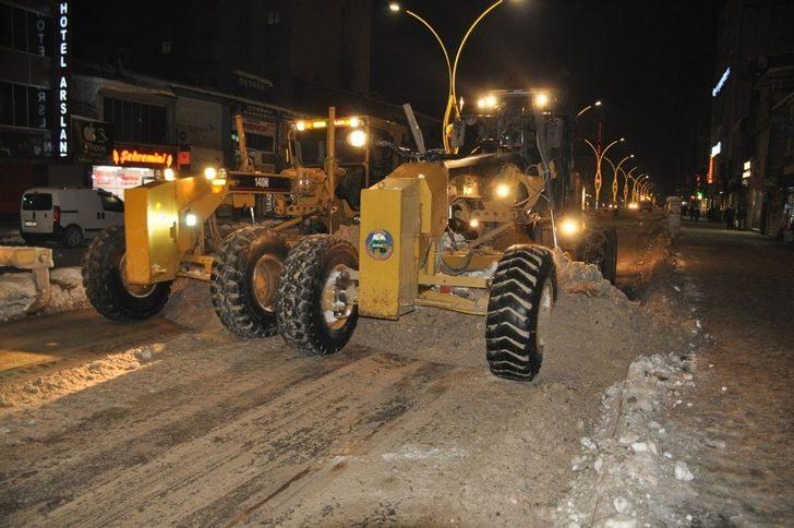 Yüksekova’da Kısıtlamadan sonra ekipler yolları küreklerle temizledi G5