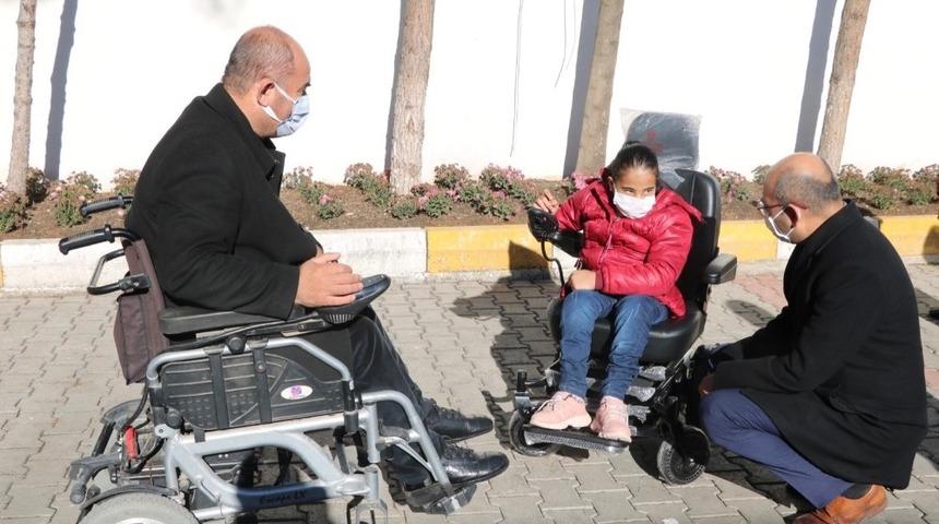 Kurtalan Kaymakamı Aydın, engelli gen&ccedil; kıza ak&uuml;l&uuml; sandalye hediye etti