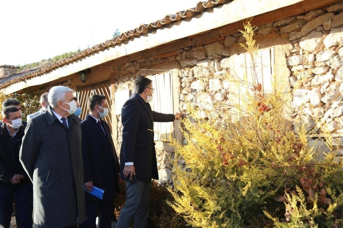 Vali Ali &Ccedil;elik, Kureyşler Barajı Kurtarma Kazıları Sergi Salonu&rsquo;nu inceledi