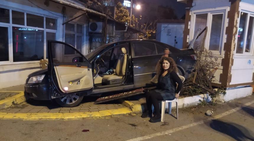 Eyüpsultan'da ilginç kaza! Geri geri giderek kaldırıma çıkan otomobil kulübeye çarptı