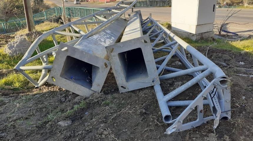 Düziçi’nde damperi açılan kamyon EDS direğini yıktı