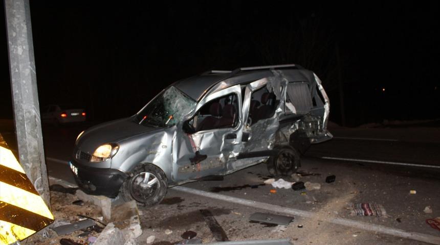 Afyonkarahisar'da hafif ticari araçla otomobil çarpıştı: 1 ölü, 3 yaralı