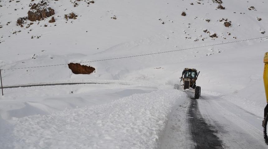 Hakkari’de 20 yerleşim yeri kapandı