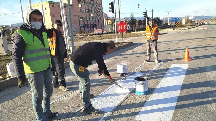 Hisarcık’ta yaya geçiş çizgileri boyama çalışması G1