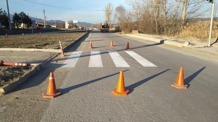 Hisarcık’ta yaya geçiş çizgileri boyama çalışması G2