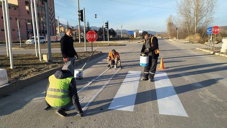 Hisarcık’ta yaya geçiş çizgileri boyama çalışması G3