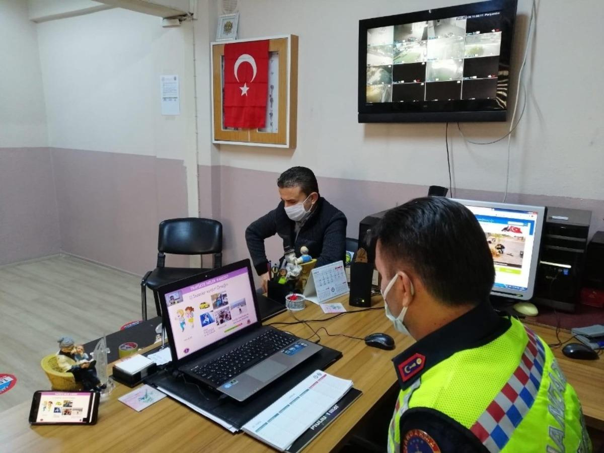 Alaşehir jandarmasından &ccedil;evrimi&ccedil;i trafik eğitimi