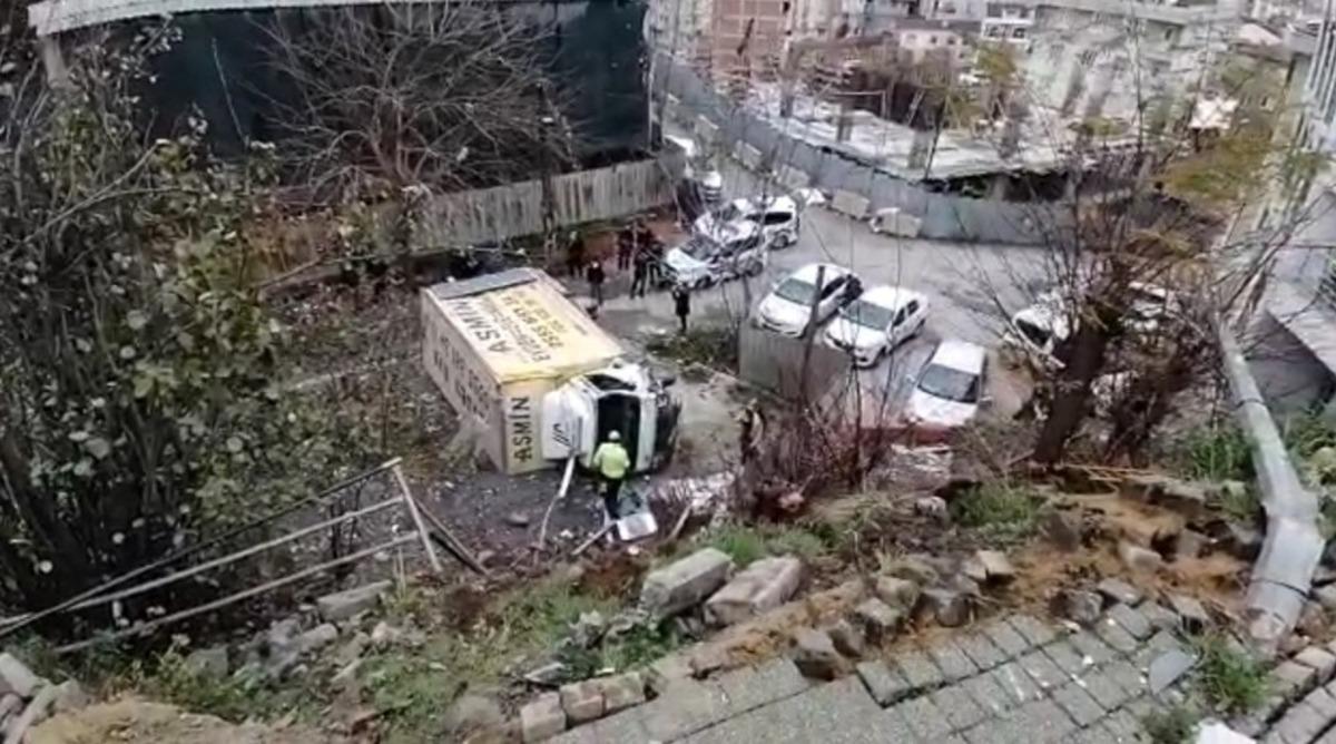 Freni boşalan nakliyat kamyonu 10 metre y&uuml;kseklikten boş alana u&ccedil;tu