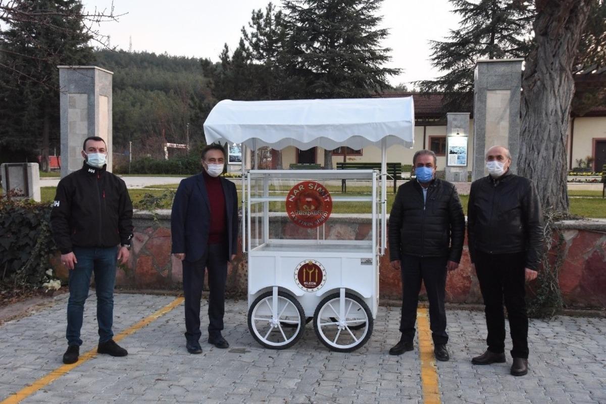 Yeni simit arabalarını esnafa teslim edildi