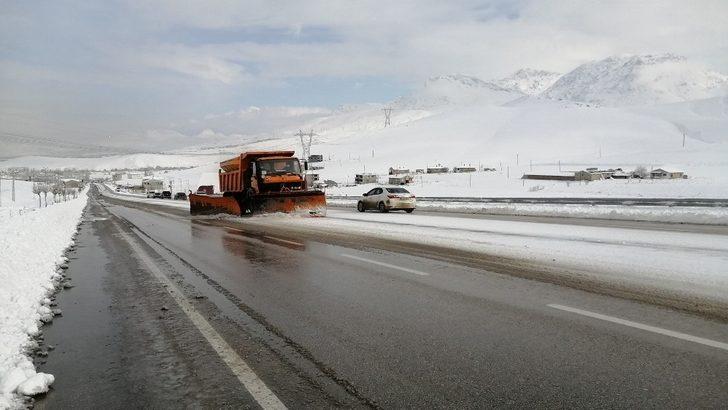Van’da kardan dolayı kapanan yollar açılıyor G3