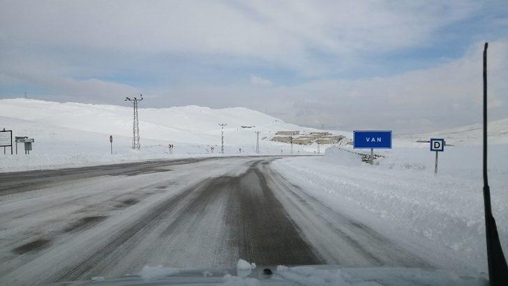 Van’da kardan dolayı kapanan yollar açılıyor G4