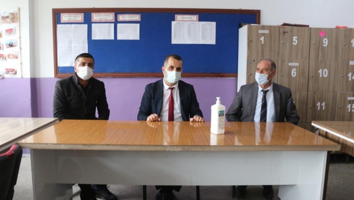 Bulanık Milli Eğitim M&uuml;d&uuml;r&uuml; Tun&ccedil;el,  okulları gezdi