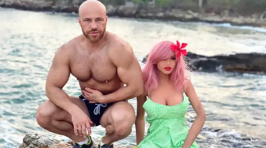 Evlendiği seks bebeğini ayı dolmadan kırdı!