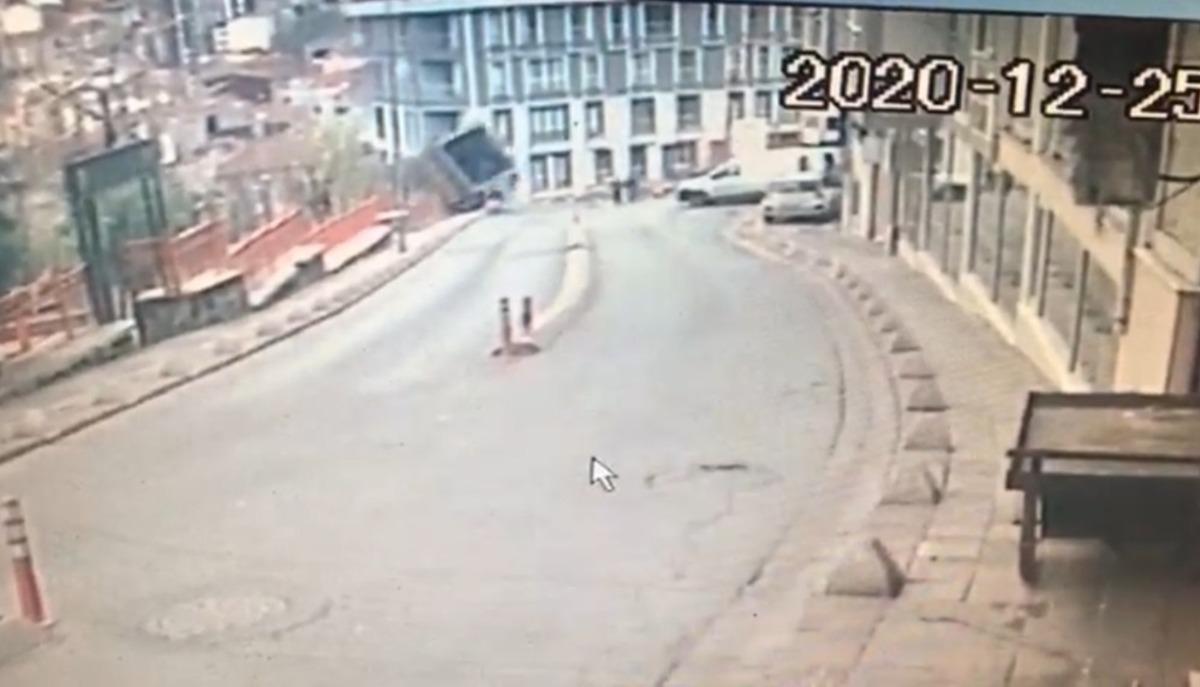 Freni boşalan nakliyat kamyonu, boş alana b&ouml;yle u&ccedil;tu