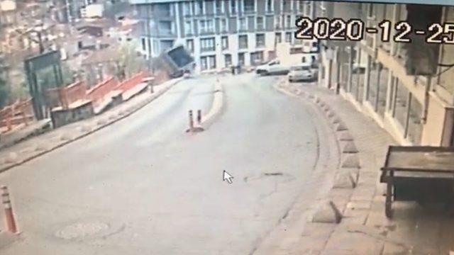 Freni boşalan nakliyat kamyonu, boş alana böyle uçtu