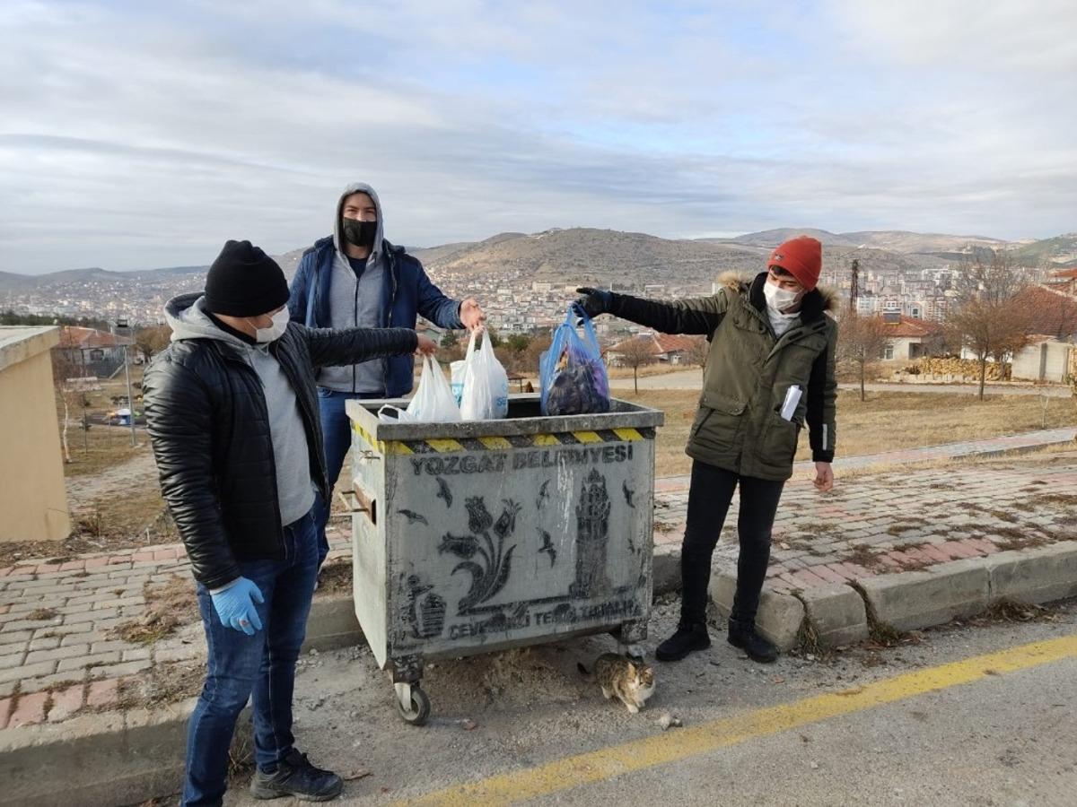 Lisans &ouml;ğrencileri &ccedil;&ouml;p topladı