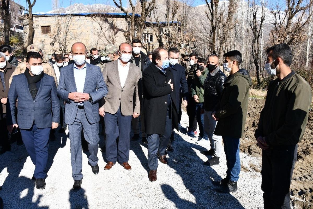 Şırnak Valisi Pehlivan Uludere&rsquo;deki seralarda incelemelerde bulundu