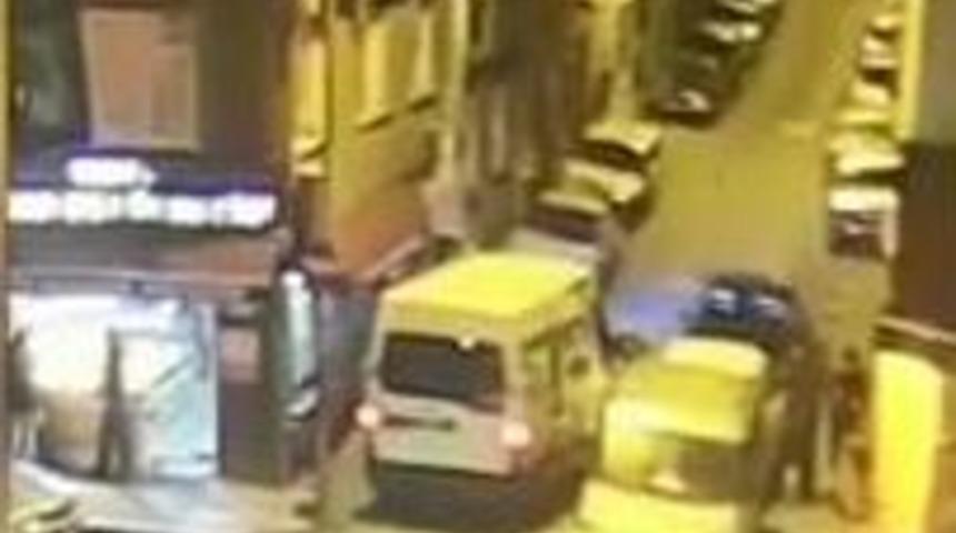 Bayrampaşa'da dehşet! Öldürdükleri kişiyi battaniyeye sarıp böyle taşıdılar