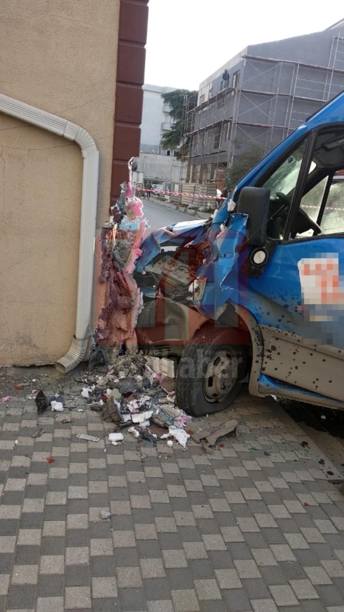 &Ouml;nce mantar taşa sonra evin duvarına &ccedil;arptı: 2 yaralı