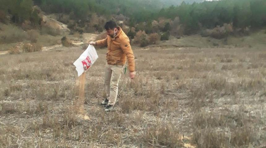 Hisarcık’ta iki hayvan sever kuşlar için doğaya yem bıraktı