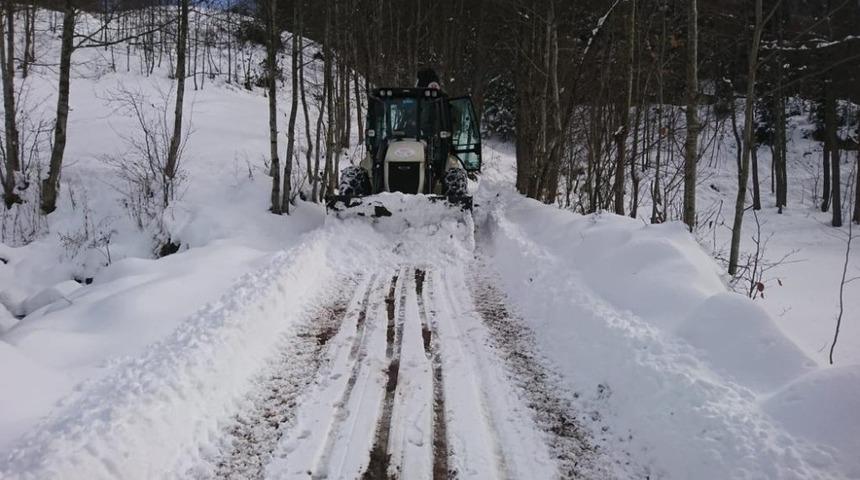 Trabzon&rsquo;da karla kaplı mahalle yollarının tamamı ulaşıma a&ccedil;ıldı