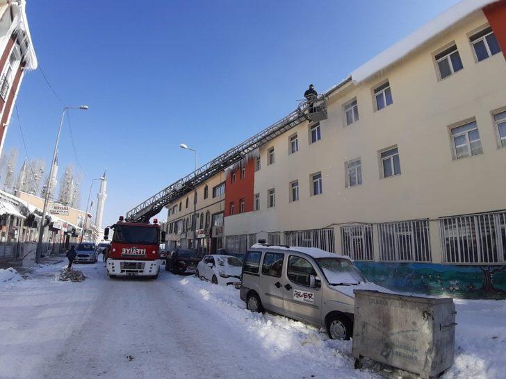 Çaldıran’da kaldırım ve çatılardaki buz sarkıtları temizlendi G2