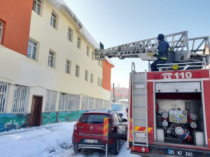 Çaldıran’da kaldırım ve çatılardaki buz sarkıtları temizlendi G3