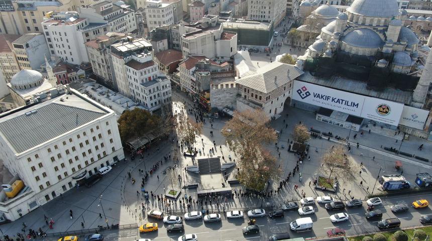 Eminönü'nde milli piyango bileti kuyruğu metrelerce uzadı
