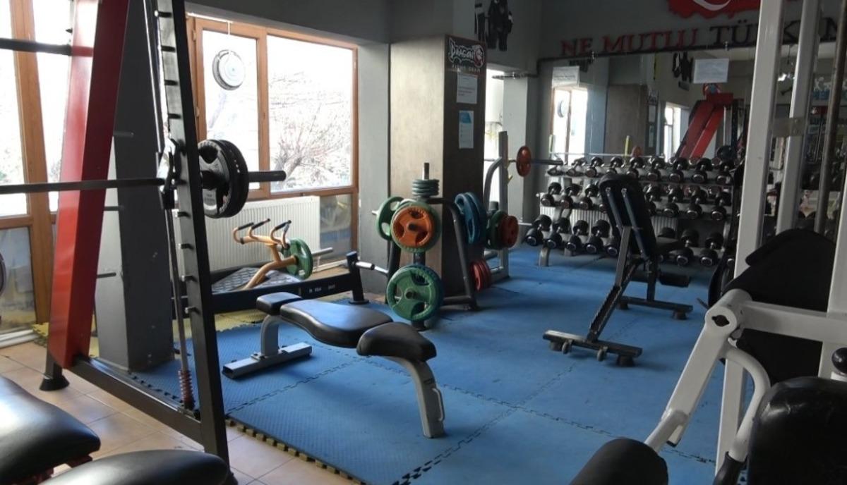Spor salonları kapatılan d&ouml;rt ilden biri olan Isparta&rsquo;da salon sahipleri destek bekliyor
