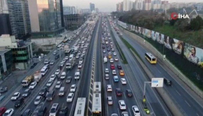 İstanbul’da haftanın son gününde trafik yoğunluğu