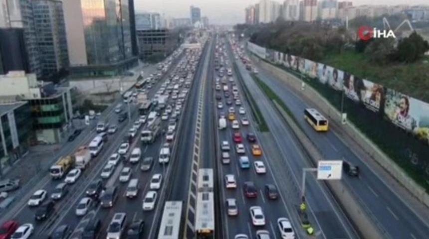 56 saat sürecek kısıtlama öncesi  trafikte uzun kuyruklar oluştu