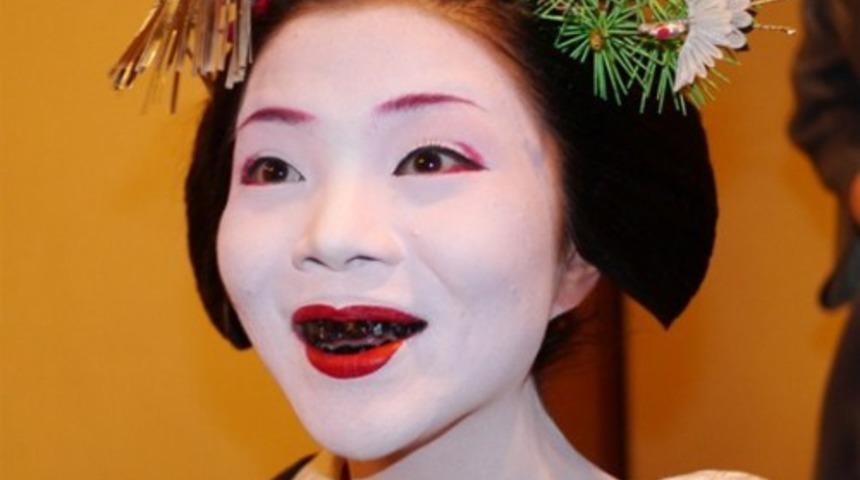 Japonlar'ın &ccedil;ok tuhaf g&uuml;zellik geleneği: Dişlerini siyaha boyayan kadınlar