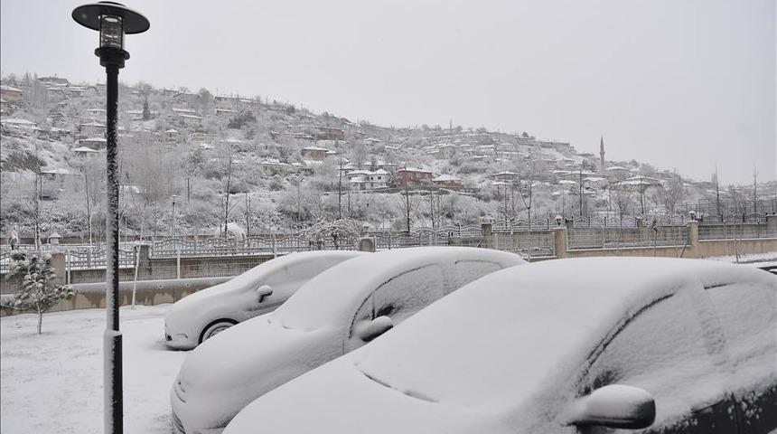 Ankara'da kar yağışının faturası ağır oldu: 400 araç hasar gördü