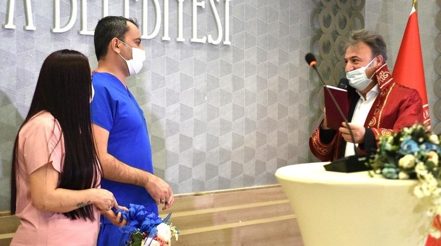 Hemşire önlüğü gelinlik, ambulans ise gelin arabası oldu