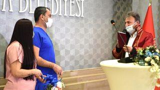 Hemşire önlüğü gelinlik, ambulans ise gelin arabası oldu