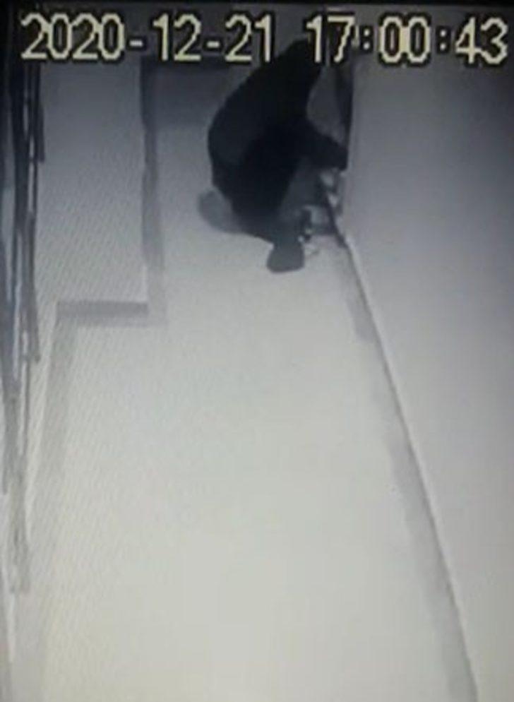 Su sayacını çalan hırsız, binayı terk etmeden önce yerleri sildi G2