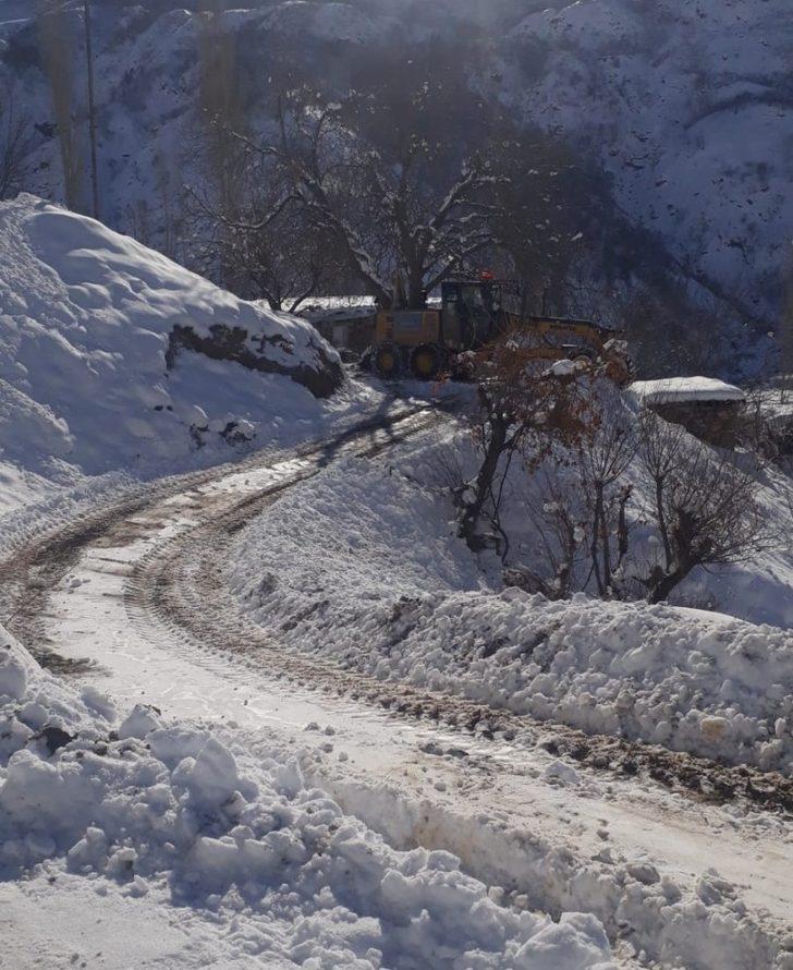 Diyarbakır Büyükşehir Belediyesi kardan kapanan yolları ulaşıma açtı G2