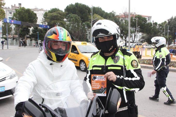 Sürücülere ‘Kaskım kafamdaki kaskom’ yazılı broşür dağıtıldı G1