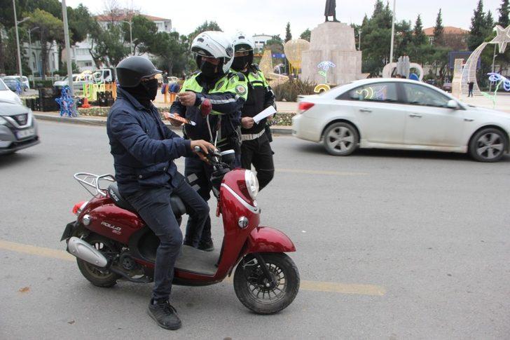 Sürücülere ‘Kaskım kafamdaki kaskom’ yazılı broşür dağıtıldı G2