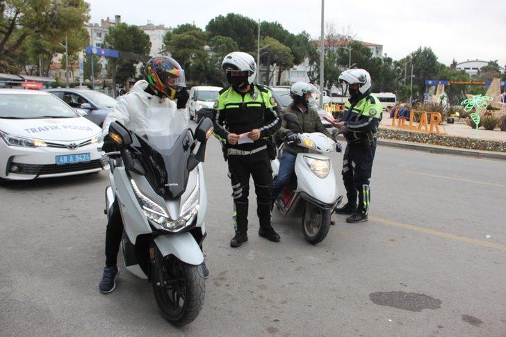 Sürücülere ‘Kaskım kafamdaki kaskom’ yazılı broşür dağıtıldı G3