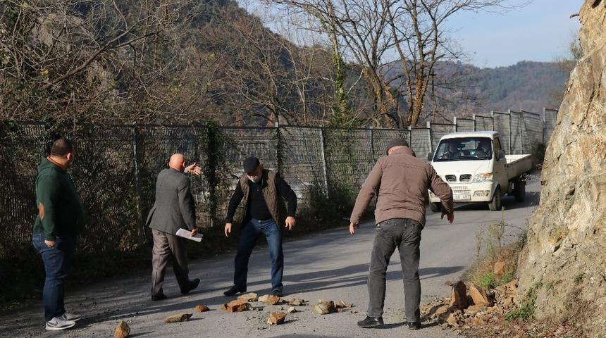 Mahalleli isyan etti! Düşen kayalar tehlike saçıyor