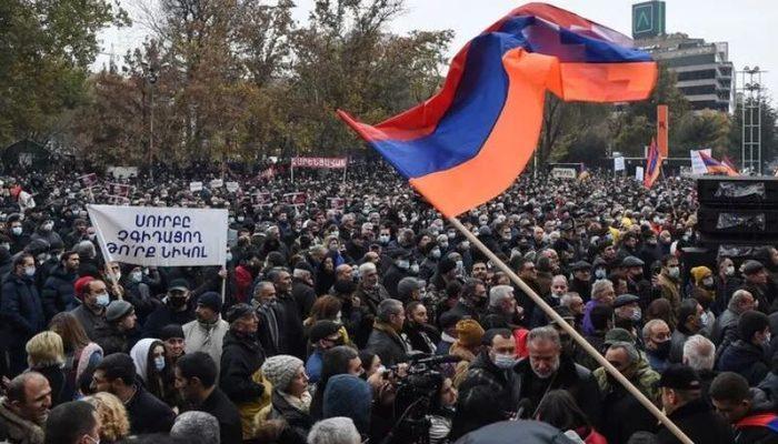 Ermenistan'da sular durulmuyor! Protestocular caddeyi kapattı