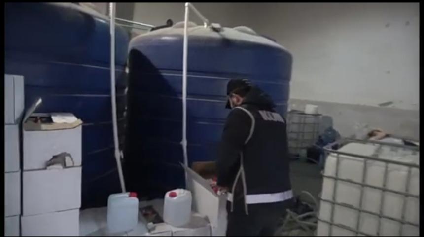 İzmir'de binlerce litre sahte alkol malzemesi yakalandı: 7 g&ouml;zaltı
