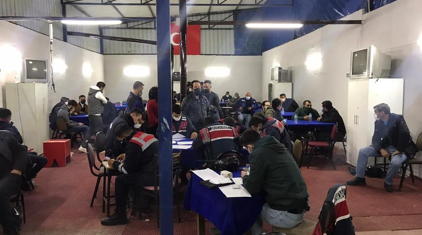 Tavuk &ccedil;iftliğinde kumar oynarken yakalanan 46 kişiye 201 bin TL ceza