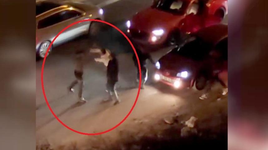 İki grup arasında kavga! İ&ccedil;ki şişeleri ve yumruklarla birbirlerine girdiler